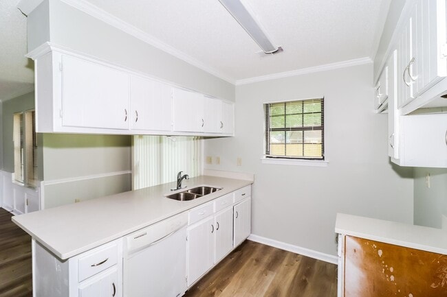 Building Photo - 6349 Valleydale Dr