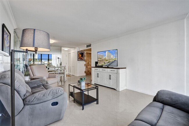 Building Photo - 2017 S Ocean Dr
