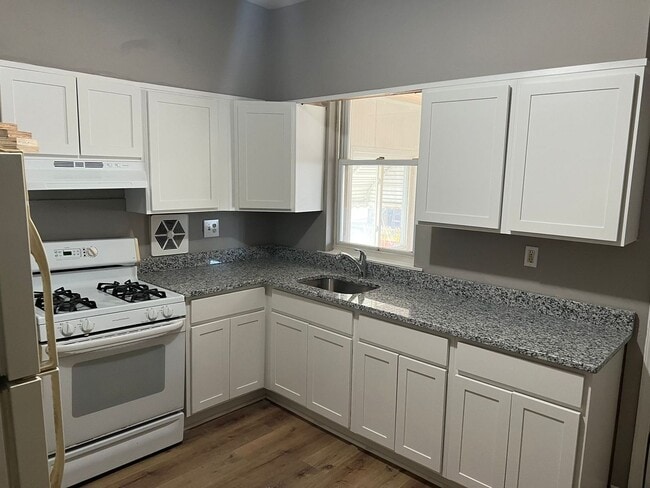 Building Photo - Huge 3 Bedroom with a FINISHED Basement!