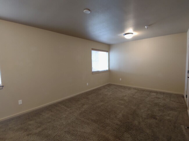 Building Photo - NW 3x2 townhome with primary bedroom on the main level