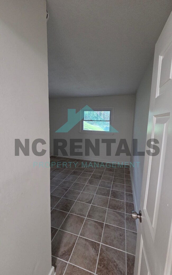Building Photo - 7000 Longstreet Dr