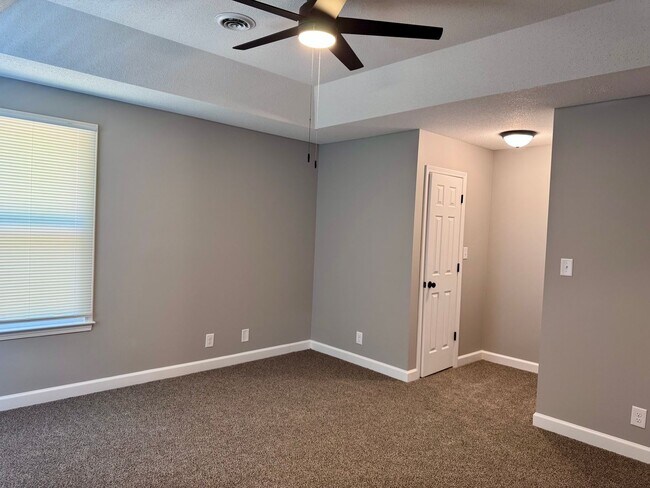 Building Photo - 130 Shady Maple Dr