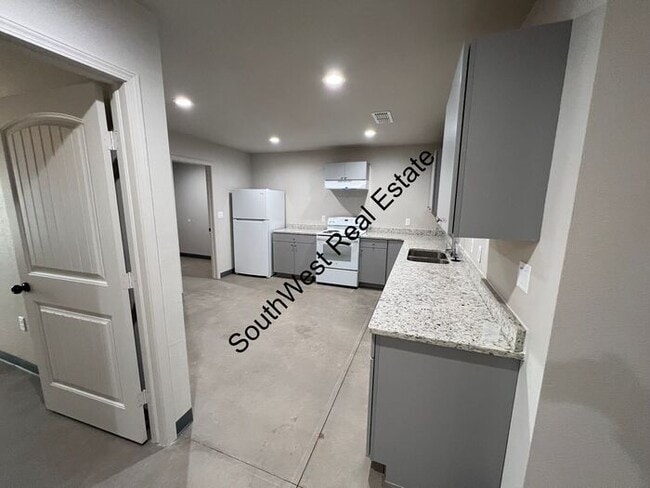 Building Photo - 2 BED 2 BATH APT ALL BILLS PAID!