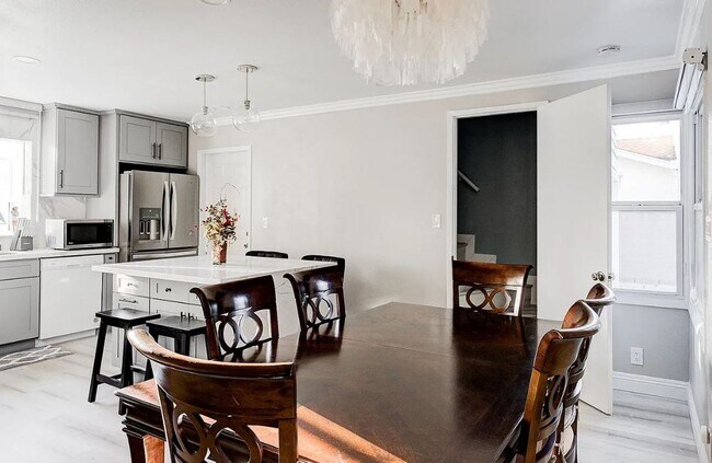 Building Photo - Furnished Home in HB