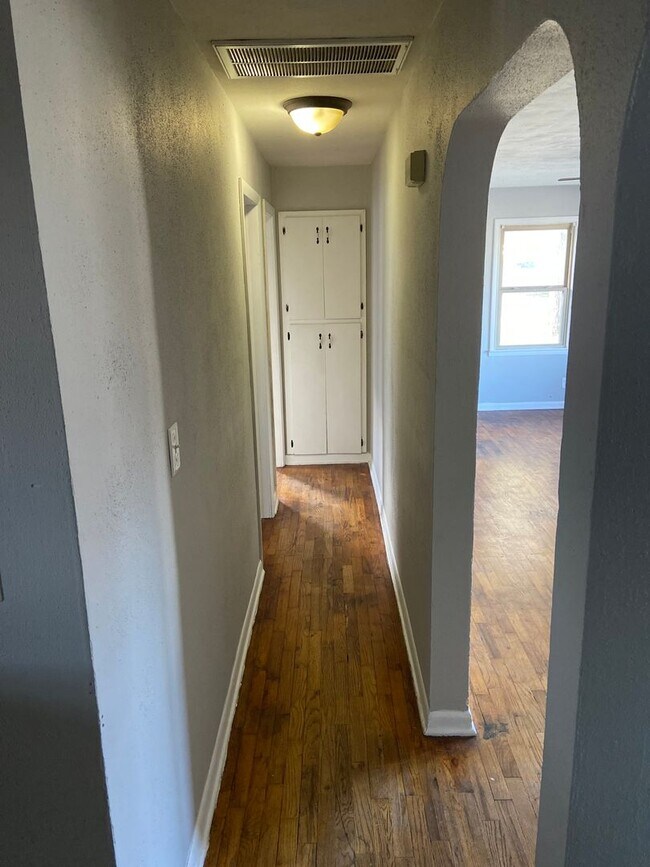 Building Photo - 3 bedroom 2 bath home for rent