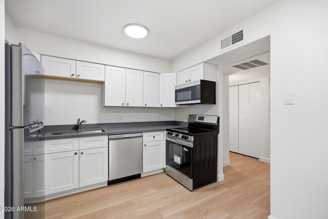Building Photo - 2844 E Marconi Ave