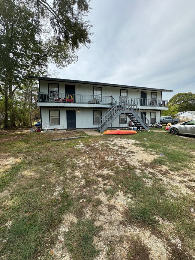 Building Photo - 2 BED 1 BATH APARTMENT