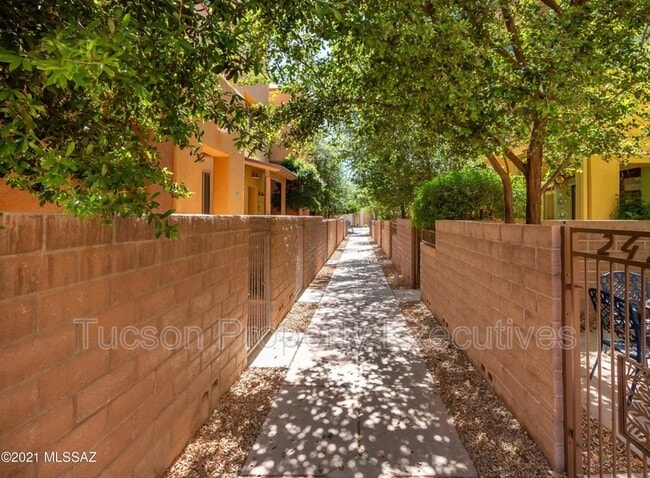 Building Photo - 2442 E Emerald Moon Dr