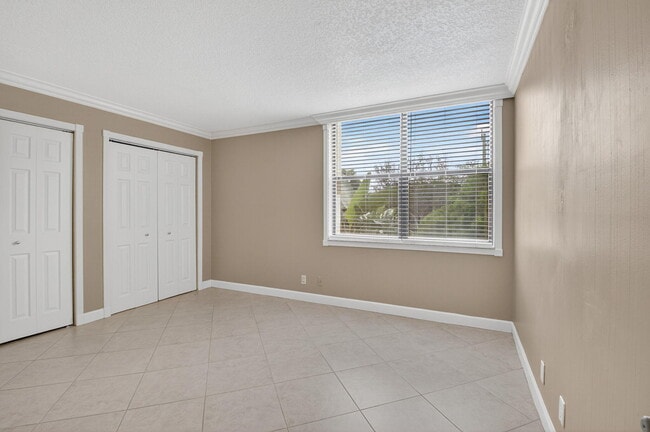 Building Photo - 450 Egret Cir