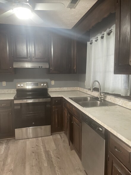 Building Photo - 46 Philmont Dr