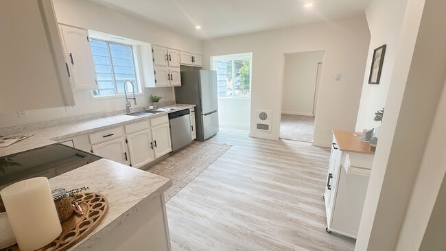 Building Photo - Classic 5bdrm/1.5 bath High St house with ...