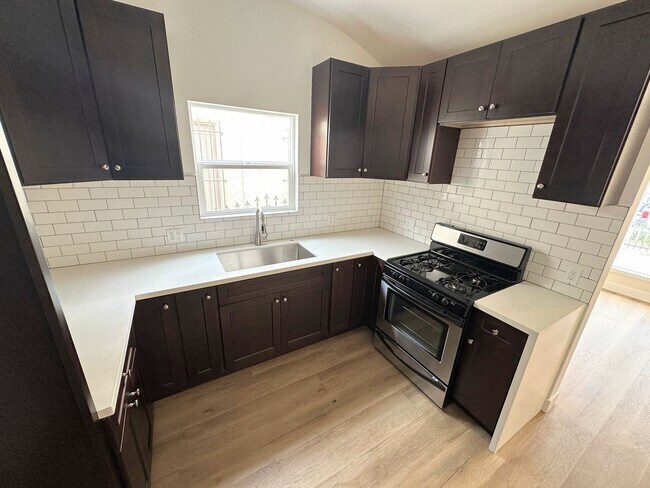 Building Photo - Front Unit, 2bd/1.5 bath with Central A/C and Heat and washer/dryer hookups