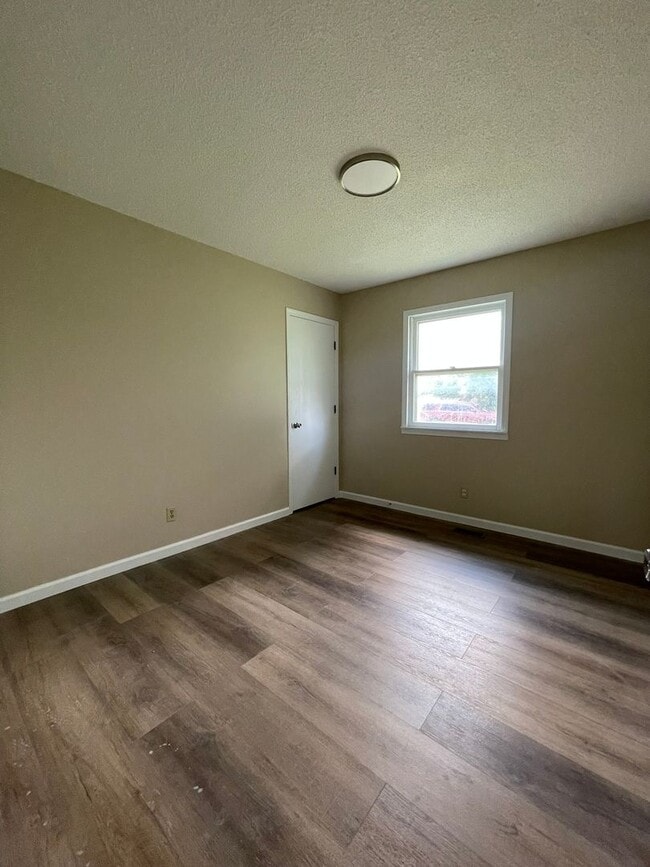 Building Photo - 3 Bedroom house FOR RENT in Bowling Green, MO