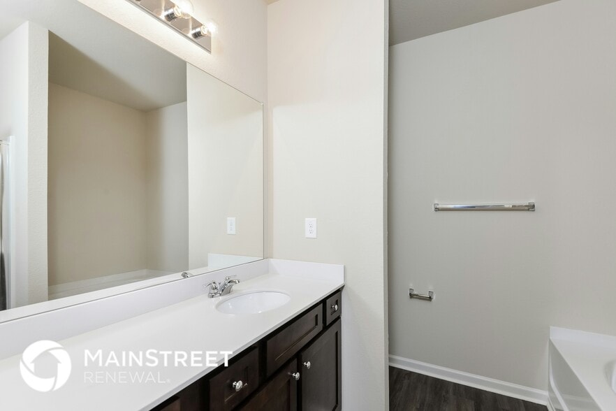 Building Photo - 250 Smith Glen Dr