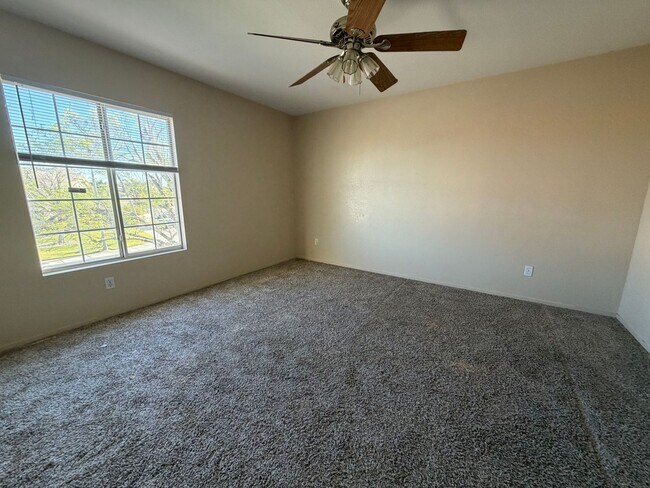 Building Photo - Gorgeous 3 bedroom Townhome ready for immediate move-in!