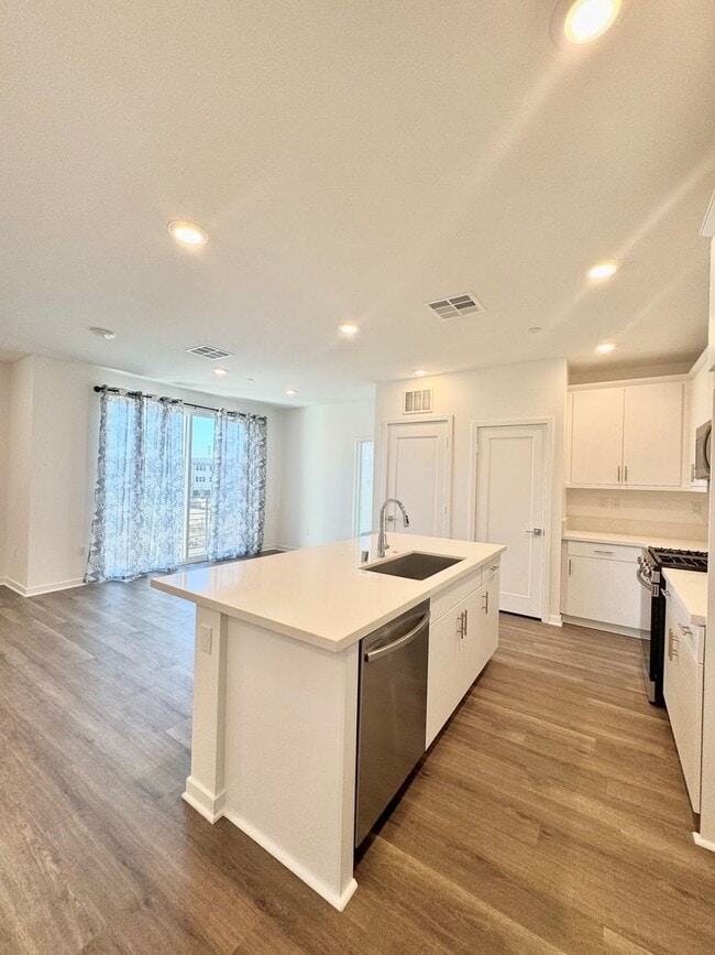Building Photo - Modern 3B/3B Townhome in Covina