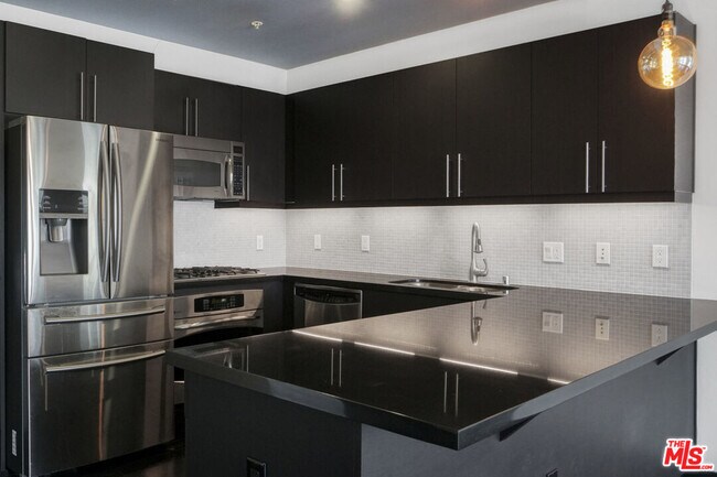 Building Photo - 655S S Hope St