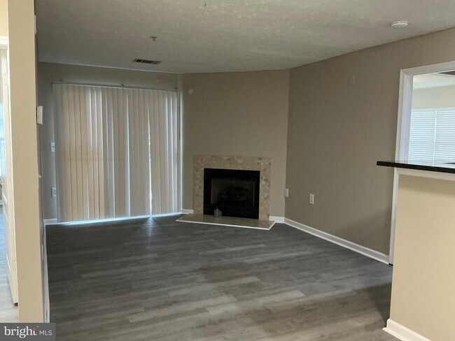 Building Photo - 8961 Town Center Cir