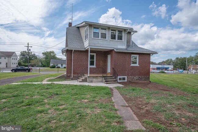 Building Photo - 1075 S County Line Rd