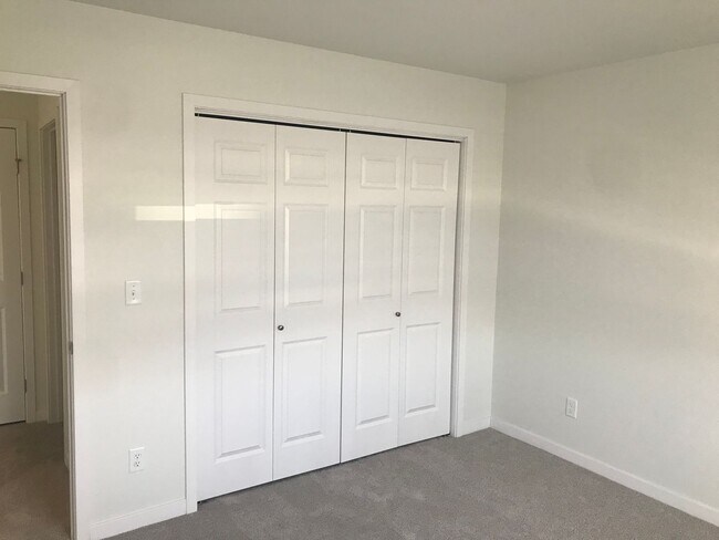 Building Photo - 3 Bed 3 Bath Twin Home