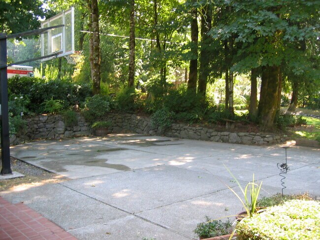Building Photo - 9635 NW Skyline Blvd