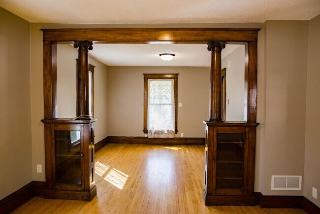 Building Photo - Beautiful 5 Bedroom Close by The U of M fo...