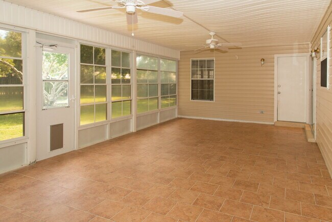 Building Photo - "Charming 3-Bedroom Retreat with 2 Full Baths in Mary Esther, FL!"