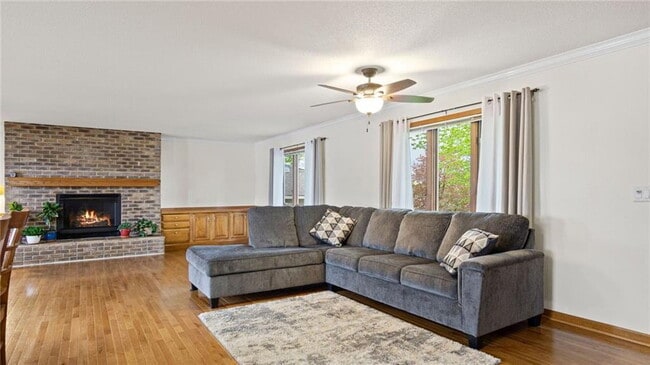 Building Photo - Spacious 4-Bedroom Home with Fenced Yard, ...