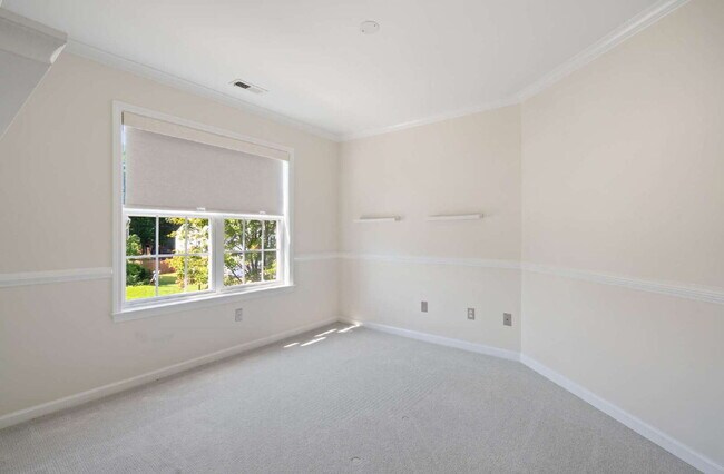 Building Photo - Spacious 5-Bedroom Living with Scenic View