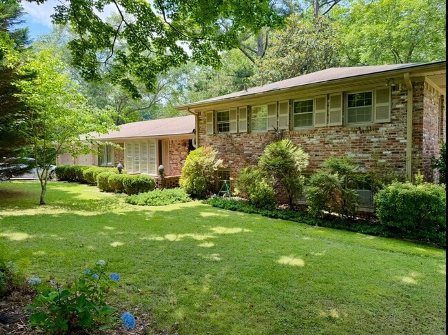 Building Photo - Executive Rental 4 bed 3 bath home in the heart of Country Club