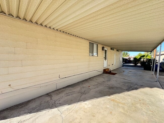 Building Photo - Spacious 2 bedroom