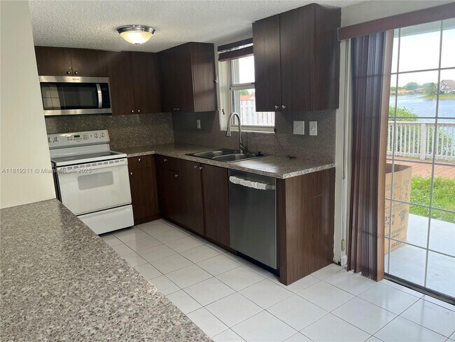 Building Photo - 4805 SW 154th Ave