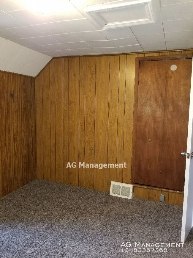 Building Photo - 22 Elwood St. - Pontiac 3Bed/1Bath