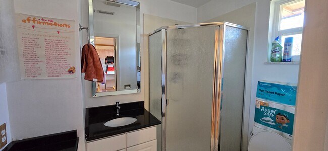 Building Photo - Charming Country Living Home with Modern Amenities!