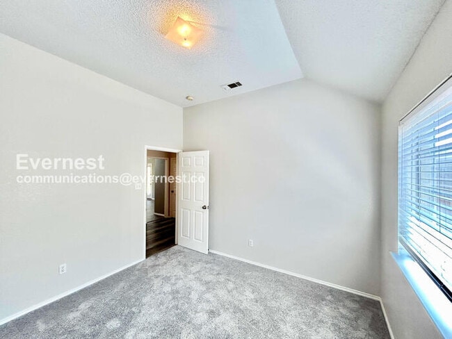 Building Photo - 3 Bed, 2 Bath with Fenced Yard & Garage / Pet-Friendly / Available Now!