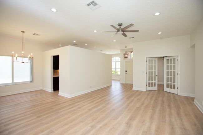 Building Photo - 10821 La Salinas Cir