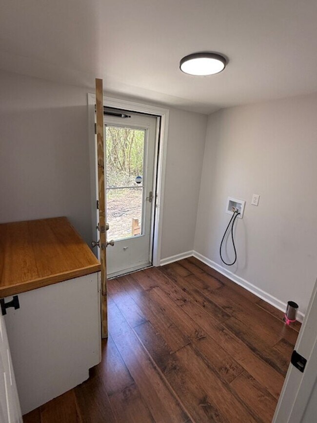 Building Photo - Country Charm Meets Modern Updates