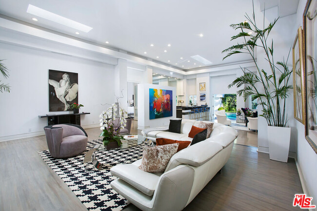 Building Photo - 1166 San Ysidro Dr