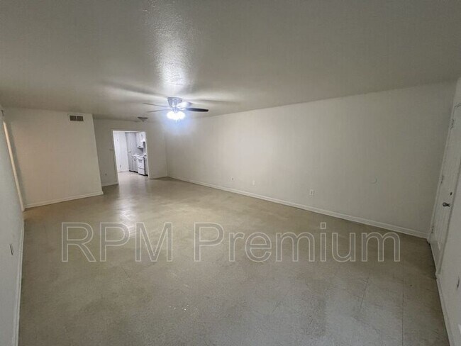 Building Photo - 2150 N Sherwood Forest Dr