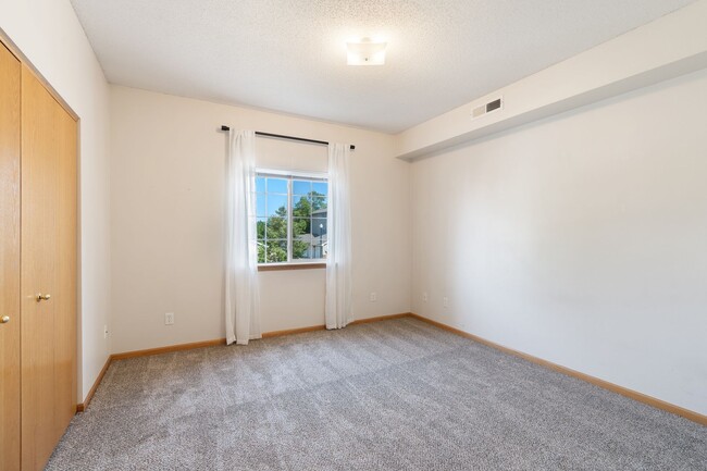 Building Photo - $1,150 | 2 Bedroom, 1 Bathroom Condo | Pet...