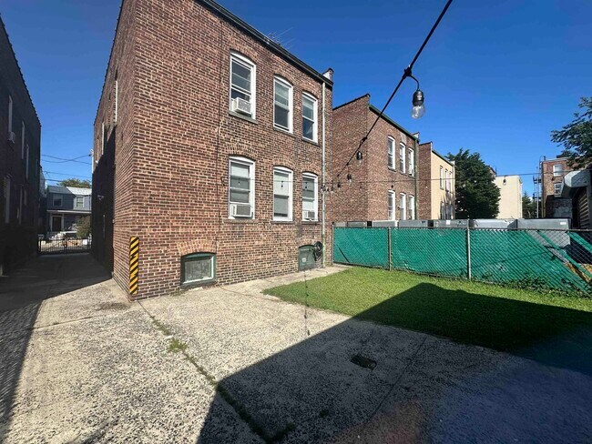 Building Photo - 37 St Pauls Ave