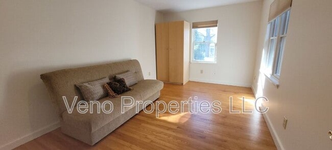 Building Photo - 16 Maple Ave