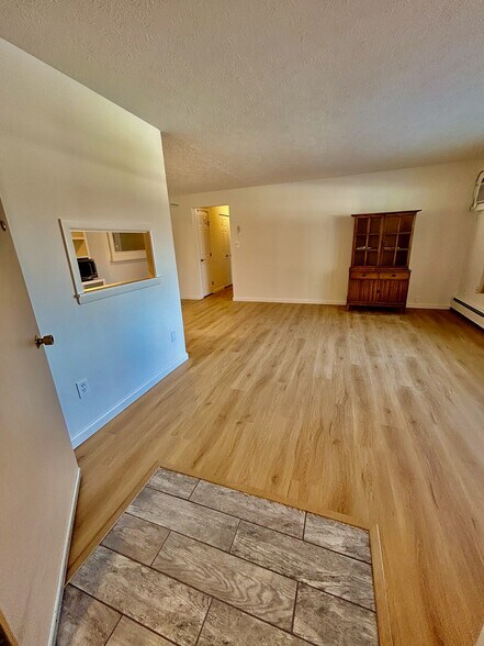 Living room area from main entrance - 5011 Nob Hill Dr