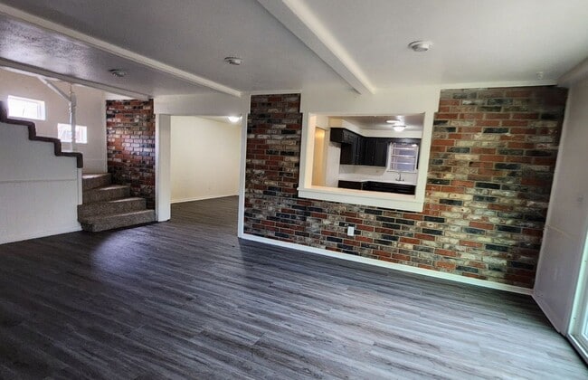 Building Photo - 5 bedroom 2.5 bath - Accepting Housing Vouchers