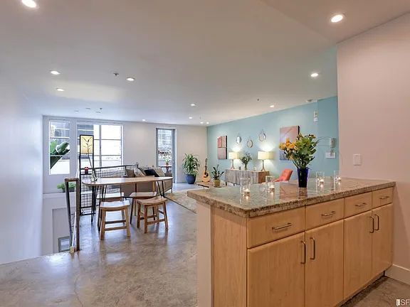 Building Photo - "Spacious 1-Bed, 2-Bath Gem in San Francisco's Heart – Your Urban Sanctuary Awaits!"