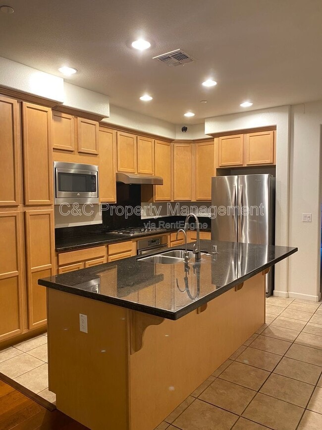 Building Photo - 1657 Prime Pl