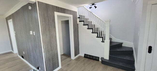 Building Photo - AVAILABLE JUNE 1ST - 2 Bed/ 1 Bath w/ Great Yard!