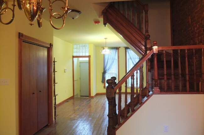 Building Photo - Beautiful Renovated Four bedroom Townhome