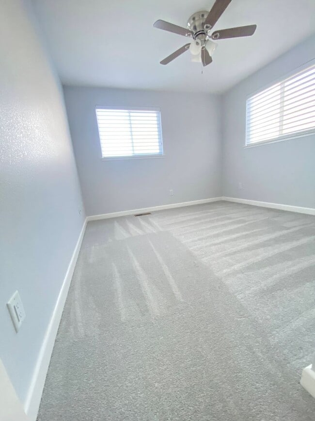 Building Photo - Large 5 Bedroom off of Mayberry Dr.