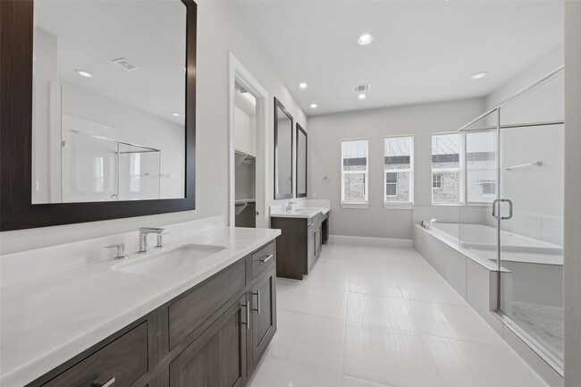 Building Photo - 8612 Emnora Ln